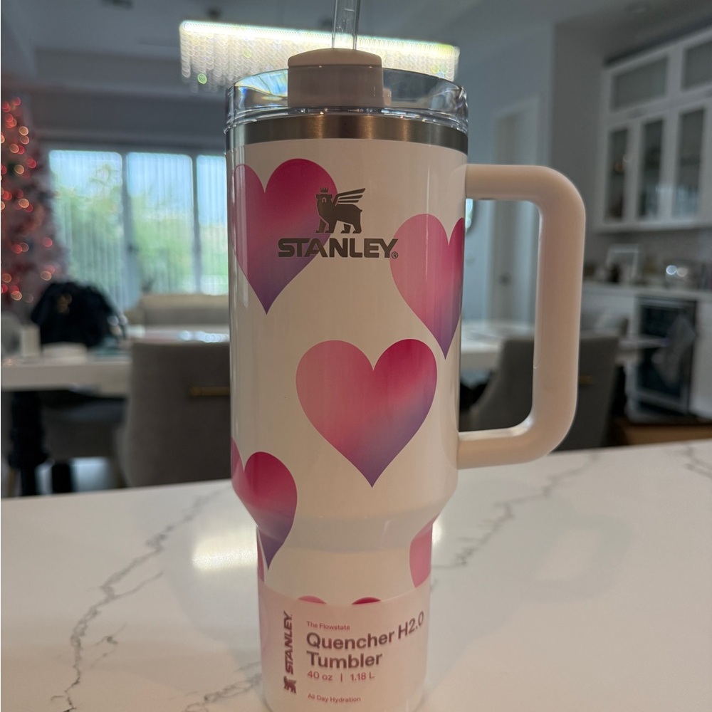 💌 Stanley Quencher H2.0 Tumbler - White with Pink Hearts